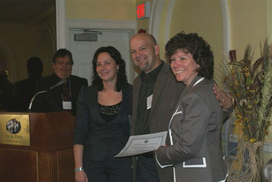 Larry Peach accepte le prix de "Yarmouth & Acadian Shores" pour RVB à la AGA du DSWNA en 2011