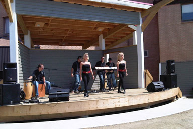Le groupe Bastringue joue sur la scène extérieure